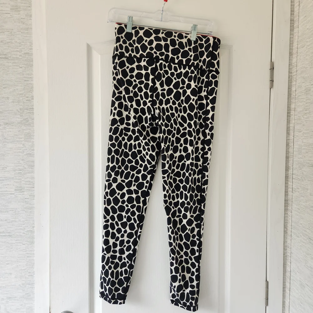 Mono B Giraffe Patterned Leggings Size L Euc